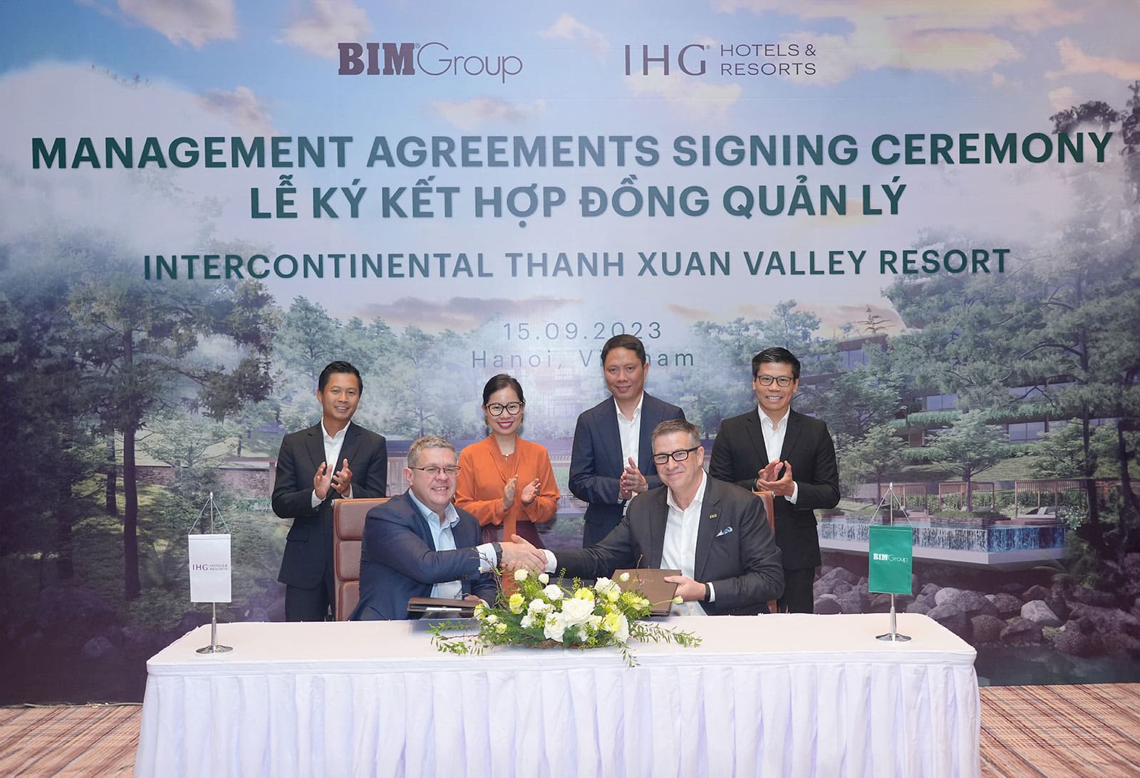 Ông Paul Cunningham, đại diện IHG® Hotels & Resorts và ông Adam Riley, đại diện BIM Group tại lễ ký kết. Thỏa thuận hợp tác được hoàn thành với sự tư vấn từ phía đối tác Ark Capital Partners.