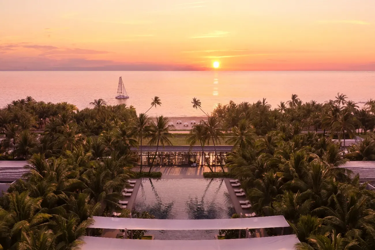 Cảnh hoàng hôn tuyệt đẹp từ khu nghỉ dưỡng Regent Phu Quoc, phong cảnh lý tưởng của Biệt Thự Thanh Xuân Valley.