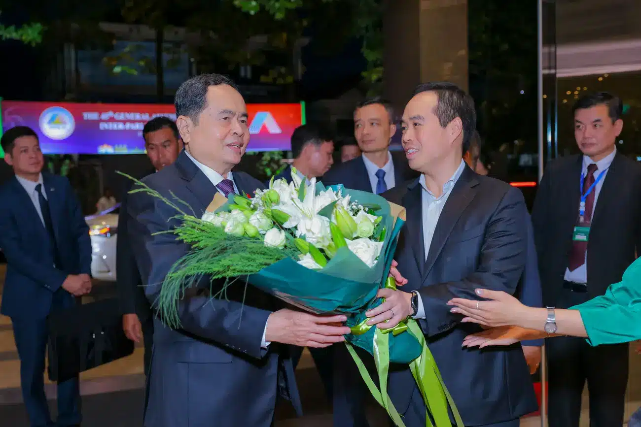 Ông Đoàn Quốc Huy, Phó Chủ tịch BIM Group, chào đón đại biểu tại sự kiện khai trương Biệt Thự Thanh Xuân Valley.